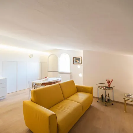 Guesthost - Exclusive Duomo View Apartment