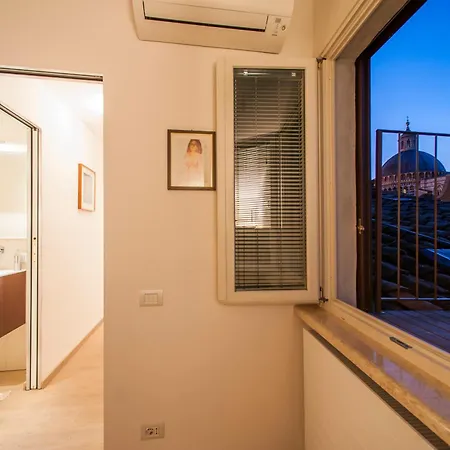 Guesthost - Exclusive Duomo View