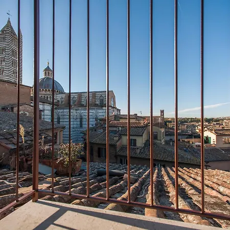 Guesthost - Exclusive Duomo View Apartment Siena