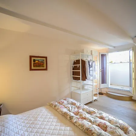 Apartment Guesthost - Exclusive Duomo View Siena